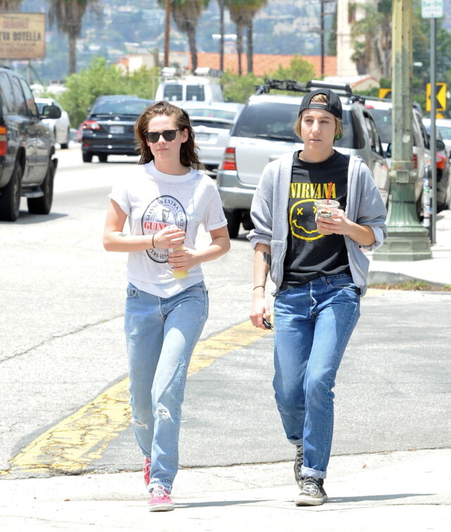 LYKKELIG IGJEN: Ifølge amerikansk presse skal Kristen ha forelsket seg i Alicia Cargile. Her er de to på spasertur sammen i Silverlake i Los Angeles.
Featuring: Kristen Stewart, Alicia Cargile
Where: Los Angeles, California, United States
When: 06 Jun 2015
Credit: Cousart/JFXimages/WENN.com Foto: wenn.com LYKKELIG IGJEN: Ifølge amerikansk presse skal Kristen ha forelsket seg i Alicia Cargile. Her er de to på spasertur sammen i Silverlake i Los Angeles.
Featuring: Kristen Stewart, Alicia Cargile
Where: Los Angeles, California, United States
When: 06 Jun 2015
Credit: Cousart/JFXimages/WENN.com Foto: wenn.com